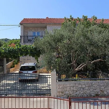 Mara - Free Parking Διαμέρισμα Supetar